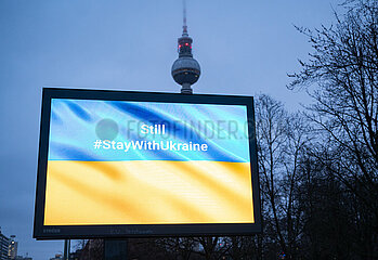 Berlin  Deutschland  Am Jahrestag des Kriegsbeginn in der Ukraine leuchtet ein Infoscreen als Zeichen der Solidaritaet
