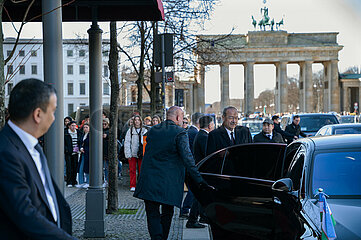 Berlin  Deutschland  Der Premierminister von Usbekistan Abdulla Aripov verlaesst das Hotel Adlon