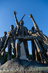 Deutschland  Weimar - Buchenwald-Mahnmal von 1958  Gedenkstaette Buchenwald (KZ-Gedenkstaette)  Skulpturen symbolisieren befreite kommunistische Widerstandskaempfer