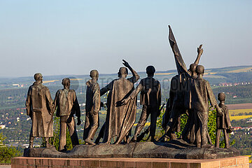 Deutschland  Weimar - Buchenwald-Mahnmal von 1958  Gedenkstaette Buchenwald (KZ-Gedenkstaette)  Skulpturen symbolisieren befreite kommunistische Widerstandskaempfer