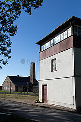 Deutschland  Weimar - Gedenkstaette Buchenwald (KZ-Gedenkstaette)  Wachturm am Lagerzaun  links das Krematorium