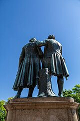 Deutschland  Weimar - Das Denkmal von Goethe (rechts) und Schiller (links) am Theaterplatz