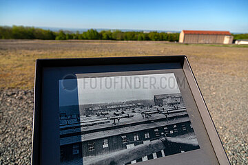 Deutschland  Weimar - Gedenkstaette Buchenwald (KZ-Gedenkstaette)  Foto der Haeftlingsbaracken vom April 1945  Blick dorthin  wo sie sich befanden