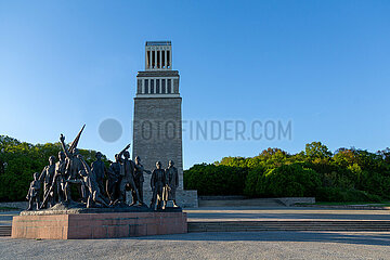 Deutschland  Weimar - Buchenwald-Mahnmal von 1958  Gedenkstaette Buchenwald (KZ-Gedenkstaette)  Skulpturen symbolisieren befreite kommunistische Widerstandskaempfer  hinten Glockenturm