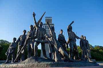 Deutschland  Weimar - Buchenwald-Mahnmal von 1958  Gedenkstaette Buchenwald (KZ-Gedenkstaette)  Skulpturen symbolisieren befreite kommunistische Widerstandskaempfer  hinten Glockenturm