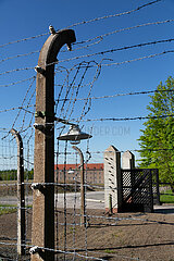 Deutschland  Weimar - Gedenkstaette Buchenwald (KZ-Gedenkstaette)  Stacheldrahtzaun  der frueher elektrisch geladen war