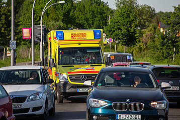 Deutschland  Berlin - Krankenwagen des Arbeiter-Samariter-Bund durchfaehrt einen Stau