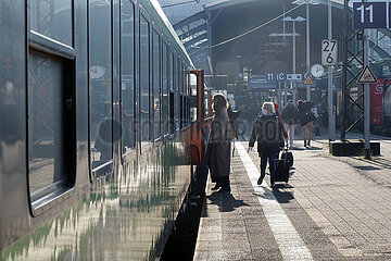 Darmstadt  Deutschland  Reisende steigen am Bahnhof aus einem Flixtrain aus