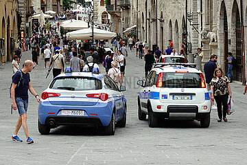 Perugia  Italien  Polizeiautos fahren in der Stadt durch eine Fussgaengerzone