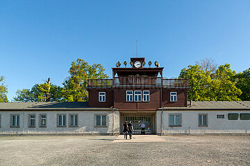 Deutschland  Weimar - Gedenkstaette Buchenwald (KZ-Gedenkstaette)  Torgebaeude  Hauptwachtturm: Haupteingang mit Buero des SS-Lagerfuerers (links) und Gefaengnistrakt (rechts)  Blick von innen