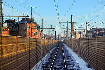 Erfurt  Deutschland  Gleis und Laermschutzwaende im Winter