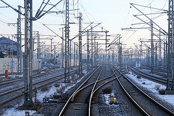 Erfurt  Deutschland  Eisenbahnschienen und Strommasten im Winter
