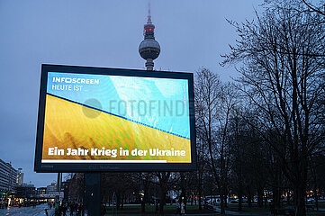 Berlin  Deutschland  Am Jahrestag des Kriegsbeginn in der Ukraine leuchtet ein Infoscreen als Zeichen der Solidaritaet