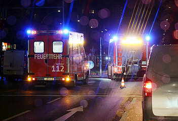 Berlin  Deutschland  Notarztwagen und Geraetewagen der Berliner Feuerwehr an einer Unfallstelle im Einsatz