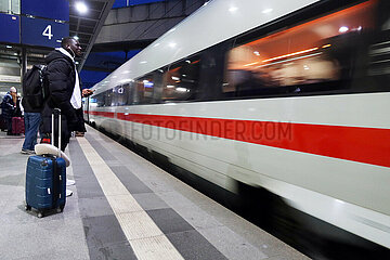 Berlin  Deutschland  Reisender auf einem Bahnsteig des Bahnhof Suedkreuz