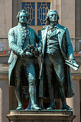 Deutschland  Weimar - Das Denkmal von Goethe (links) und Schiller (rechts) am Theaterplatz