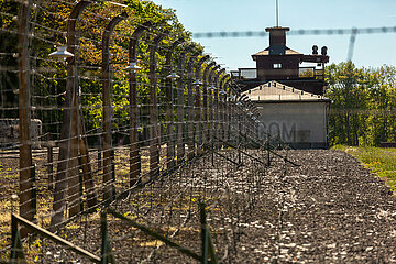Deutschland  Weimar - Gedenkstaette Buchenwald (KZ-Gedenkstaette)  Stacheldrahtzaun  der frueher elektrisch geladen war  hinten das Torgebaeude