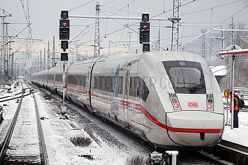 Bad Hersfeld  Deutschland  ICE faehrt im Winter bei Schnee im Bahnhof ein