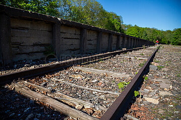 Deutschland  Weimar - Gedenkstaette Buchenwald (KZ-Gedenkstaette)  Gleise am Bahnhof Buchenwald