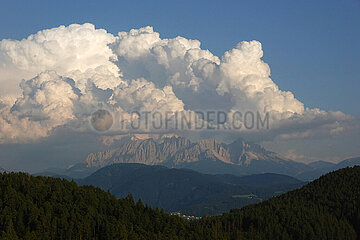 Wolfsgruben  Italien  Gewitterwolken am Himmel ueber den Alpen