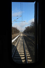 Darmstadt  Deutschland  Blick aus einem Zug auf die Bahngleise
