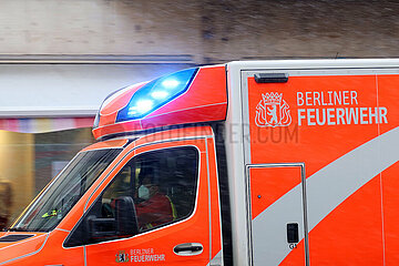Berlin  Deutschland  Detailaufnahme: Notarztwagen der Berliner Feuerwehr auf Einsatzfahrt