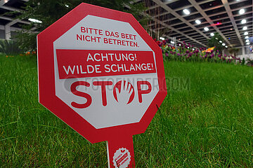 Berlin  Deutschland  Stopp-Schild auf einer Rasenflaeche