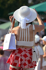 Hannover  Deutschland  Fashion  junge Frau mit Hut und Handtasche