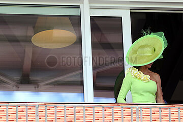 Iffezheim  Deutschland  Fashion: Frau mit Hut steht auf einem Balkon