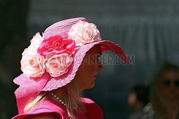 Hannover  Deutschland  Fashion  elegant gekleidete Frau mit Hut