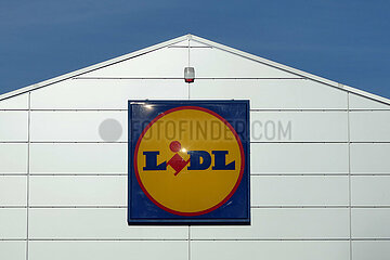 Berlin  Deutschland  Firmenschild des Discounters Lidl