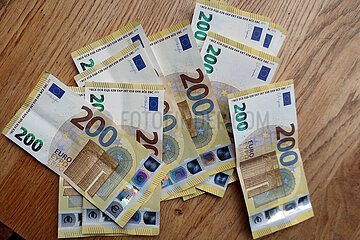 Berlin  Deutschland  200-Euro-Scheine liegen auf einem Tisch