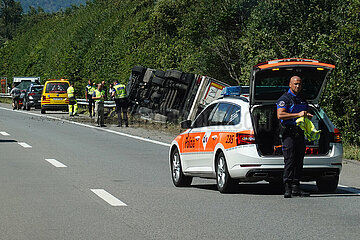 Como  Italien  Polizei sichert eine Unfallstelle mit einem umgekippten LKW
