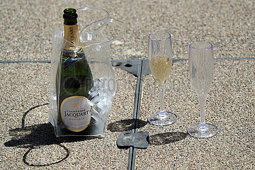 Ascot  Grossbritannien  Champagnerflasche in einem Plastikbeutel und Champagner in einem Plastikglas stehen auf dem Boden