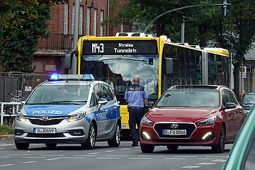 Berlin  Deutschland  Polizeiauto steht vor einem Bus der BVG-Linie M43