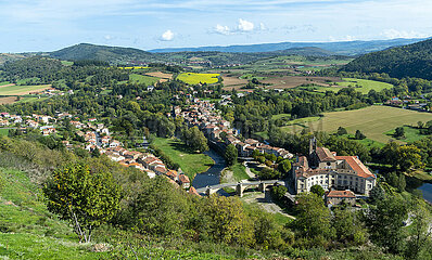 France. Auvergne . Haute Allier. Lavoute Chilhac classified as one of the most beautiful villages of France. View of the village in the loop formed by the Allier river