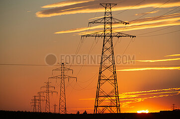 Polen  Debienko - Strommasten  Ueberlandleitung bei Sonnenuntergang