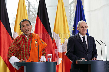 Berlin  Deutschland - Bundeskanzler Olaf Scholz und der bhutanische Premierminister Lotay Tshering geben eine Pressekonferenz im Kanzleramt.