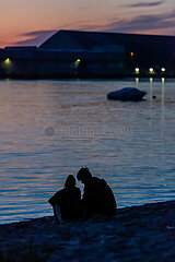 Deutschland  Harriersand - Junges Paar auf Harriersand  Flussinsel in der Unterweser gegenueber der Stadt Brake