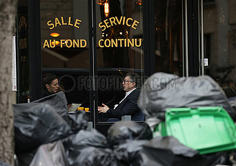 Frankreich-Paris-Müll auf der Straße
