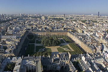 FRANCE. PARIS (75) 5th DISTRICT. AT FIRST PLAN (L to R)  Place des Vosges  the Rue de Turenne. In the background (L to R)  ARSENAL BRIDGE AND THE CHURCH OF SAINT PAUL. In the background  XIIIth district towers  the Faculté de Jussieu  the Pantheon  the Montparnasse Tower and NOTRE DAME CATHEDRAL (ALTITUDE 90 METERS)