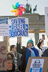Berlin  Deutschland  DEU - Kundgebung gegen die geplante Justizreform von Benjamin Netanjahu am Brandenburger Tor