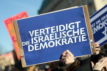 Berlin  Deutschland  DEU - Kundgebung gegen die geplante Justizreform von Benjamin Netanjahu am Brandenburger Tor
