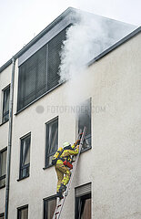 Wohnungsbrand  Feuerwehruebung  Duisburg  Nordrhein-Westfalen  Deutschland
