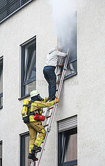 Wohnungsbrand  Feuerwehruebung  Duisburg  Nordrhein-Westfalen  Deutschland