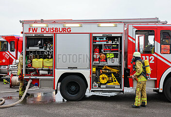 Feuerwehruebung  Duisburg  Nordrhein-Westfalen  Deutschland