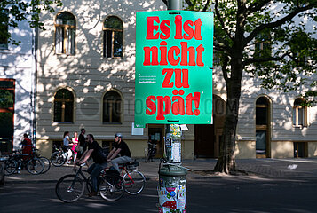 Berlin  Deutschland  Plakat wirbt fuer den Klima-Volksentscheid unter dem Motto Es ist nicht zu spaet!
