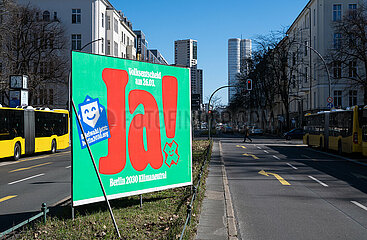 Berlin  Deutschland  Plakat in Charlottenburg wirbt fuer den Klima-Volksentscheid am 26. Maerz