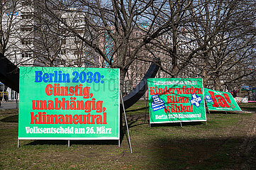 Berlin  Deutschland  Plakatwaende in Charlottenburg werben fuer den Klima-Volksentscheid am 26. Maerz