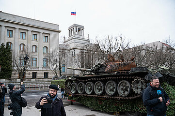Berlin  Deutschland  Der von einer Panzerabwehrmine zerstoerte russische T-72 Panzer auf dem Boulevard Unter den Linden vor der russischen Botschaft